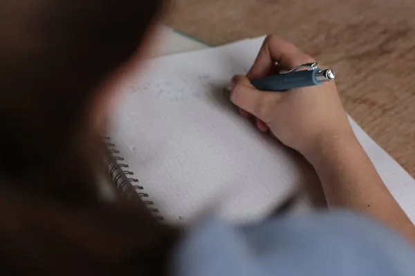 Pourquoi choisir mes formations Pourquoi choisir mes formations - Photo d'une femme qui étudie sa formation